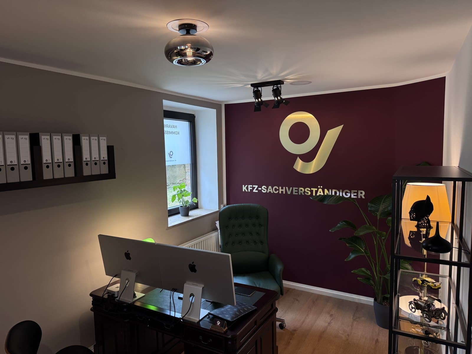 Büro von OJ Gutachter in Dortmund mit OJ-Logo an der Wand