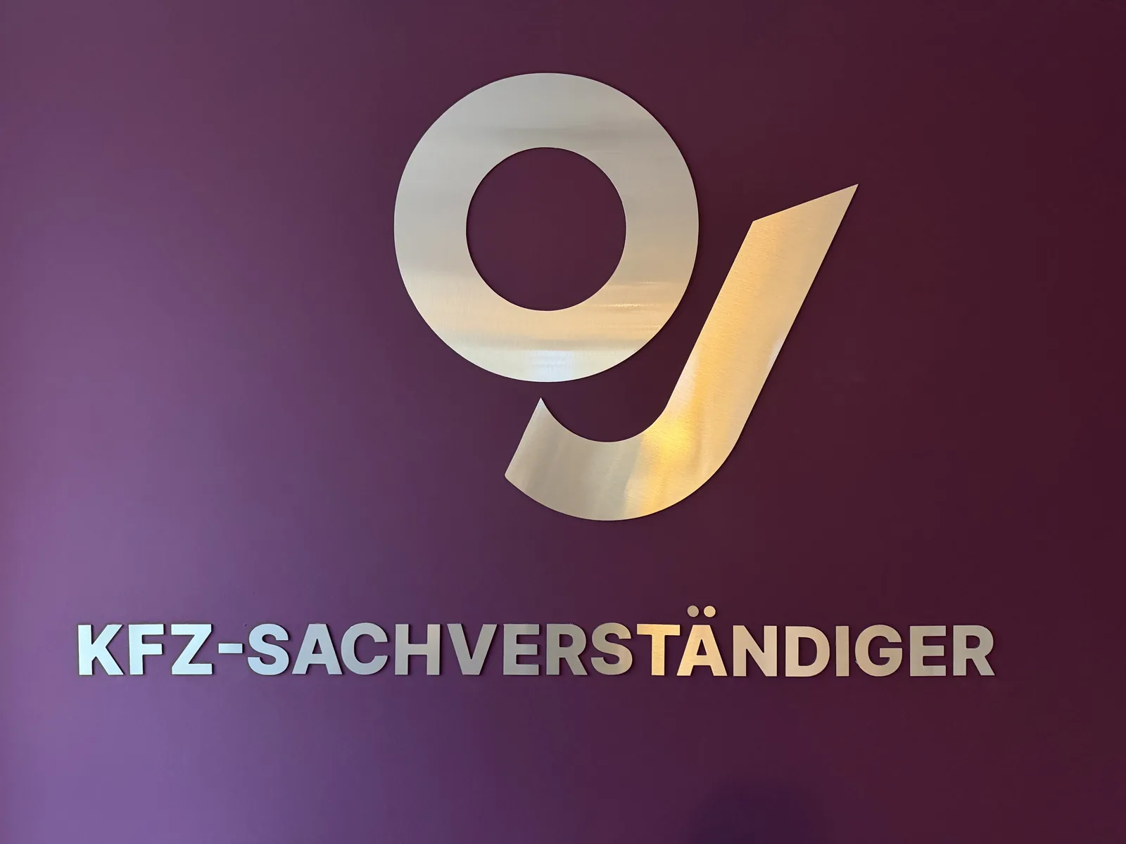 Logo-Wand im Büro des OJ KFZ-Sachverständigenbüros in Dortmund