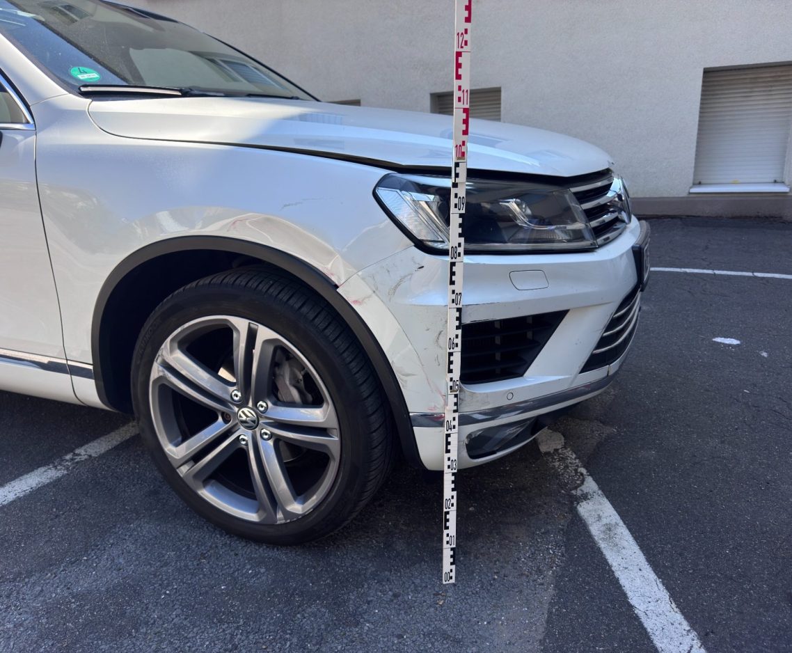 Präzise Schadensmessung mit Messlineal am Fahrzeug