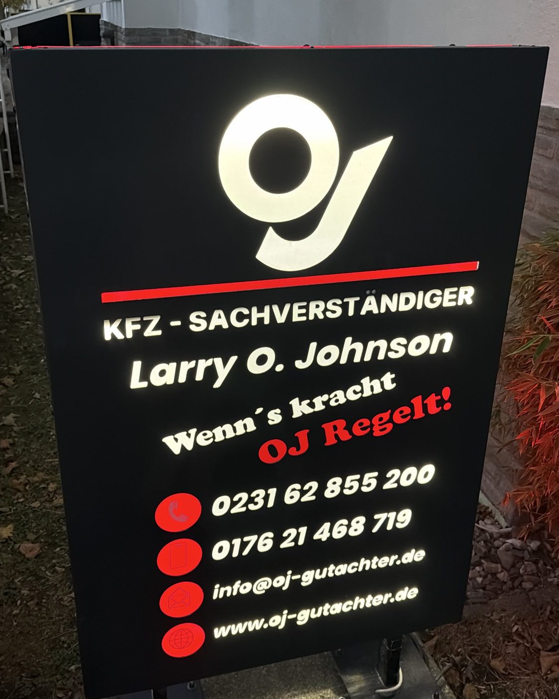 Beleuchtetes Firmenschild von OJ KFZ-Sachverständigenbüro vor dem Büro in der Meißener Straße 62, Dortmund