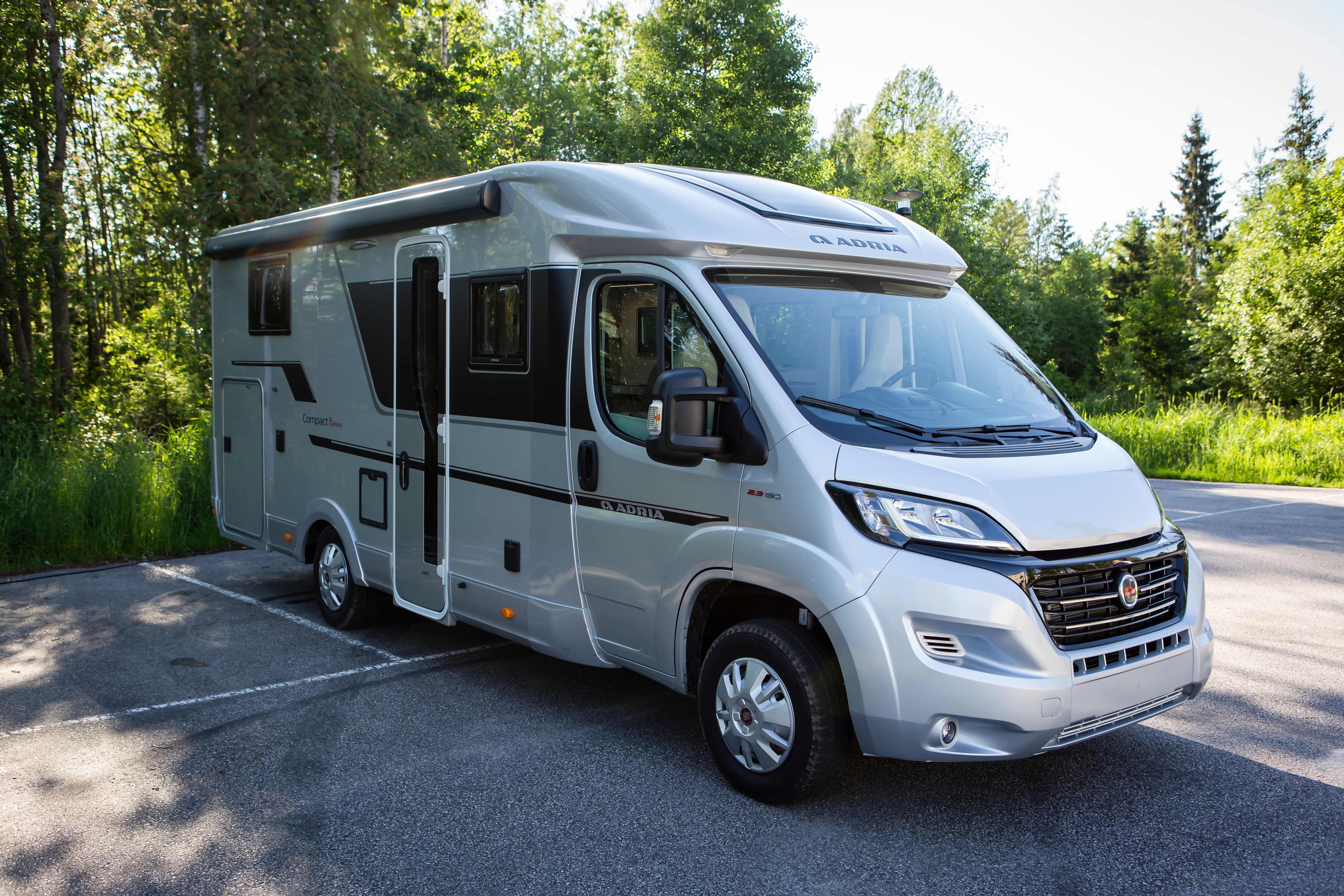 Adria Wohnmobil auf Landstraße - Freizeitfahrzeug Begutachtung