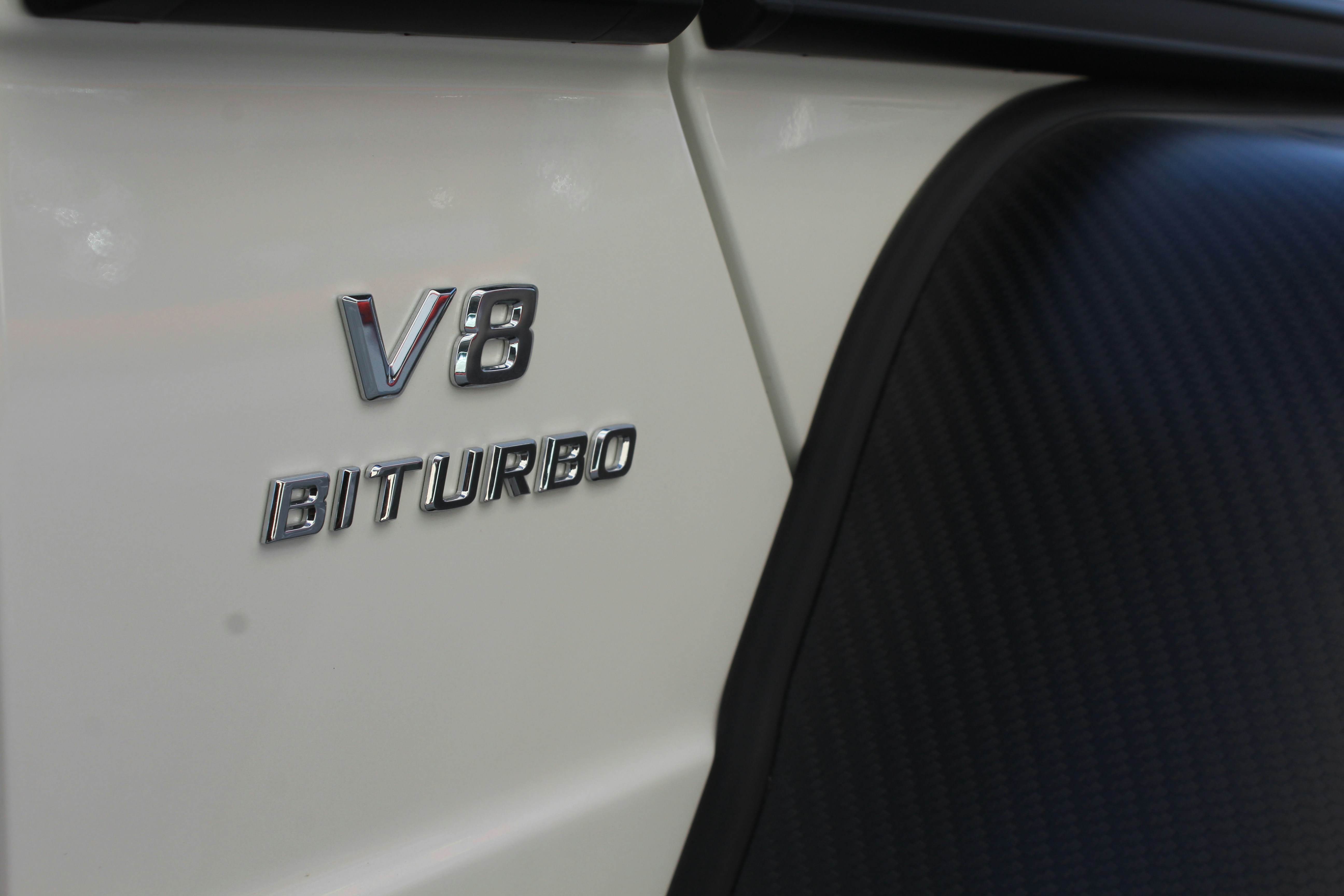 V8 BITURBO Emblem - Fahrzeugdetail für Bewertung
