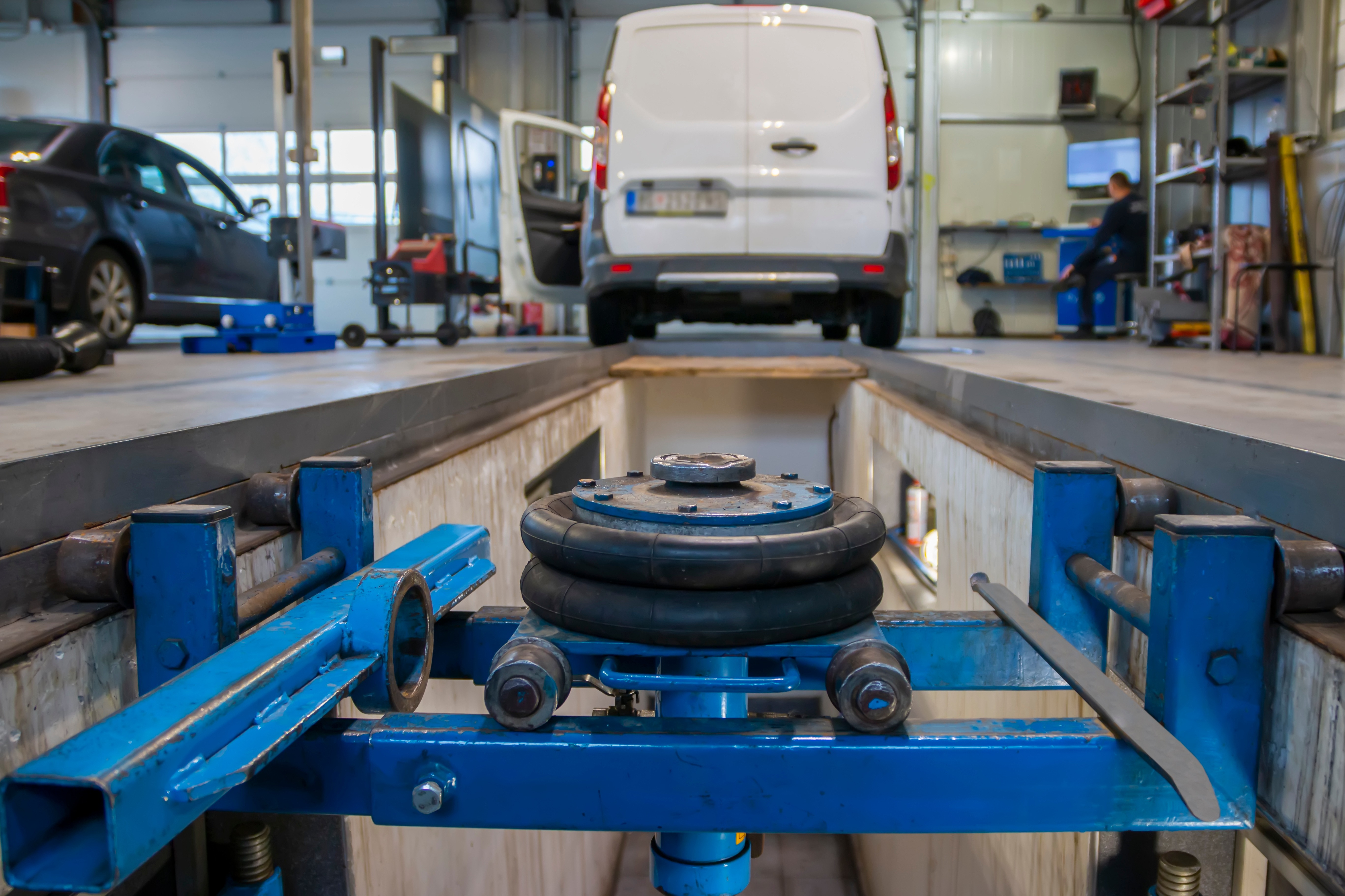 Professionelle Fahrzeuginspektion in der Werkstatt